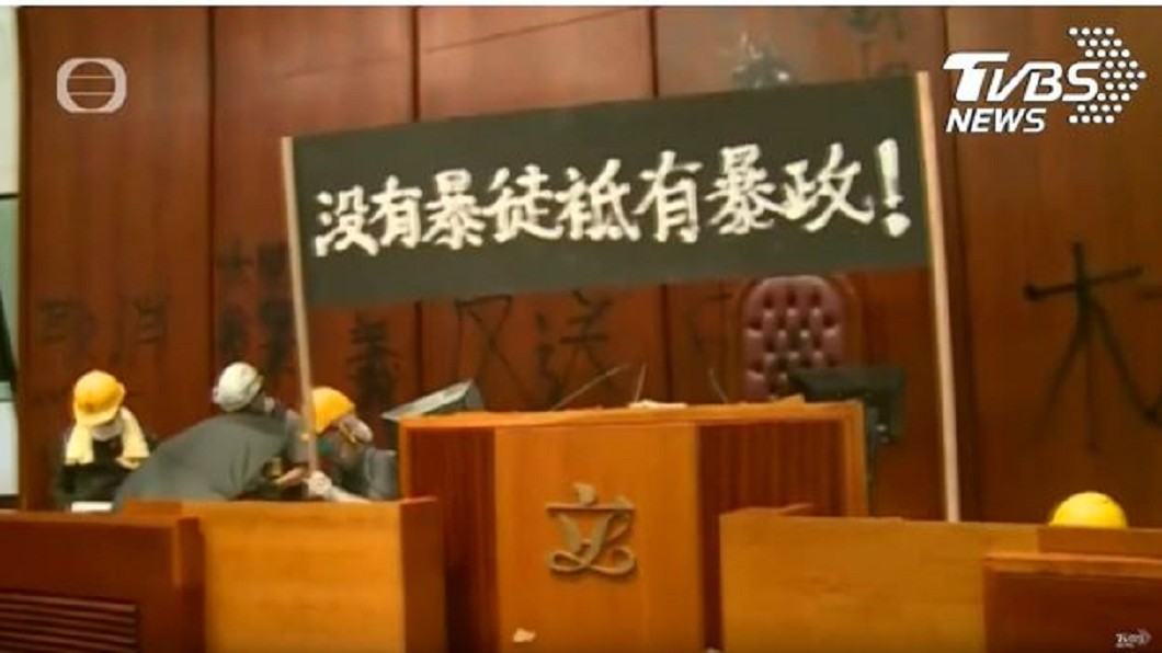 示威者高舉「沒有暴徒、只有暴政」標語。圖／TVBS