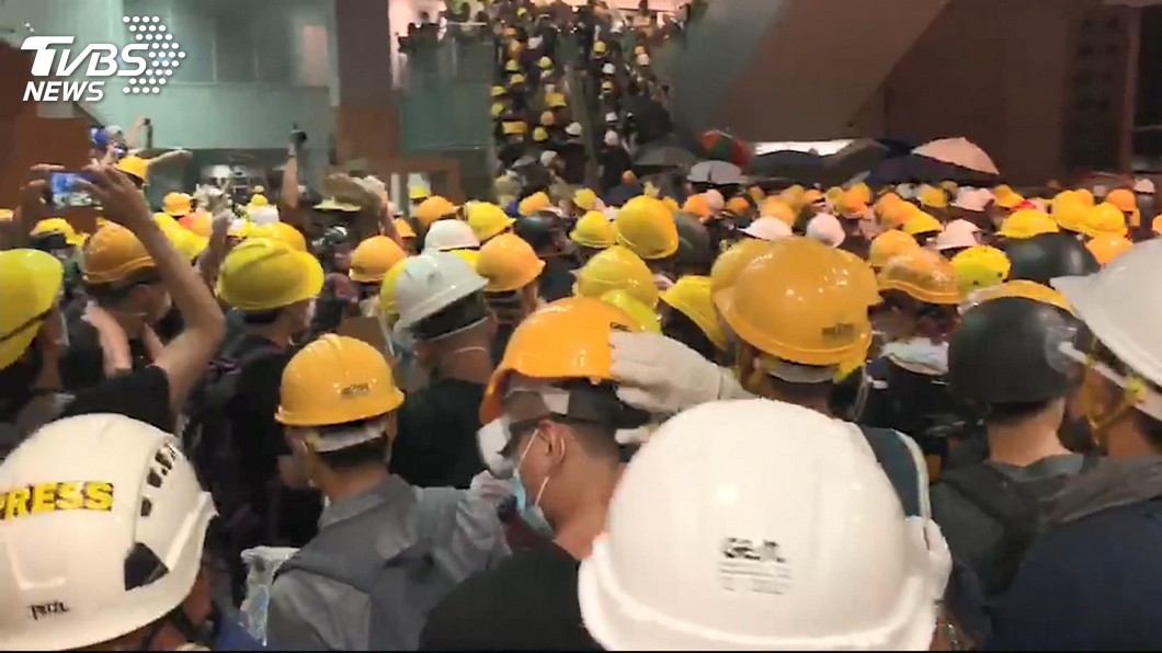 林鄭月娥譴責民眾闖立法會 稱警方自制
