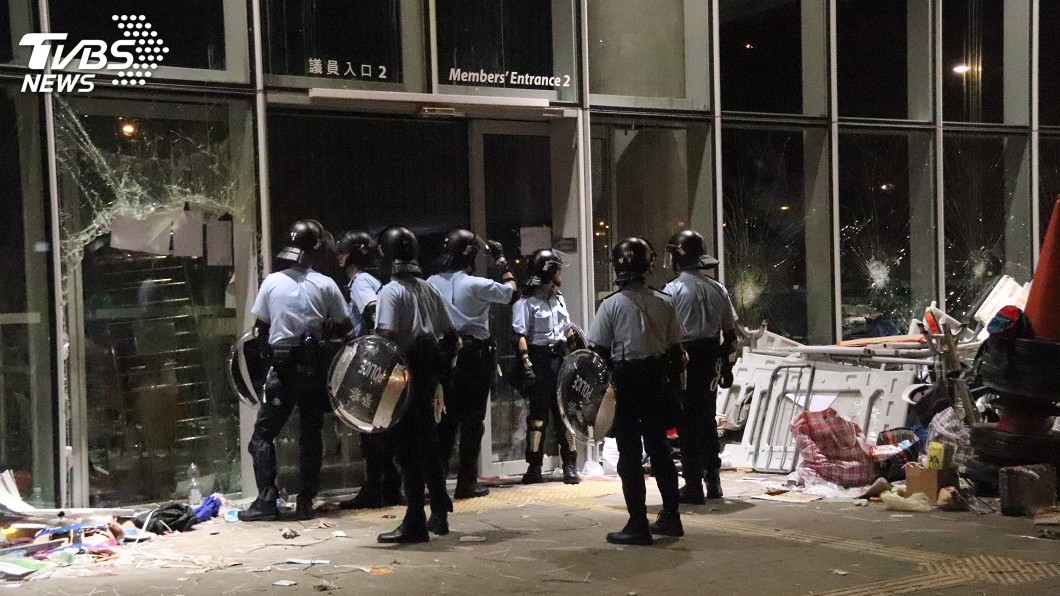 香港太陽花示威者攻佔立法會 港警否認設「空城計」