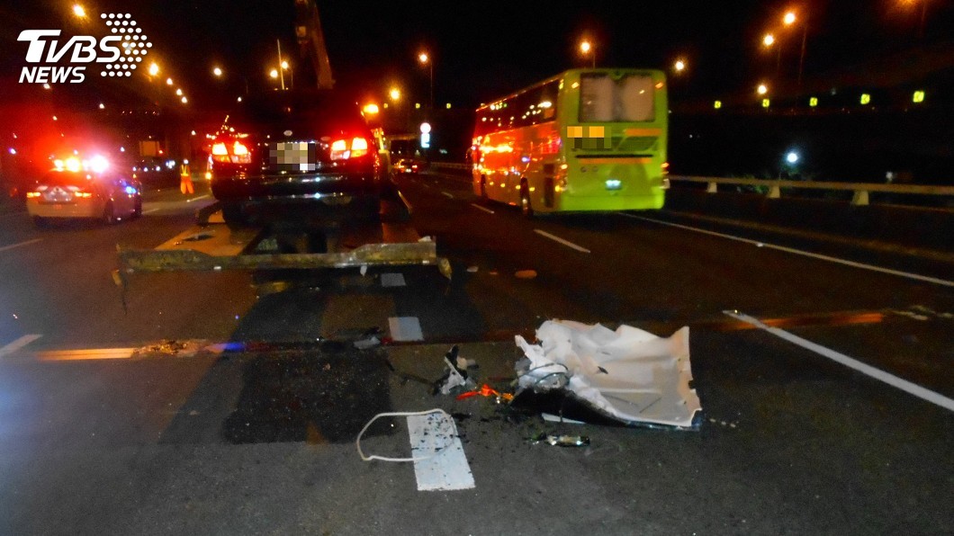 失控衝撞拖吊車 小客車車頂遭掀駕駛傷重不治