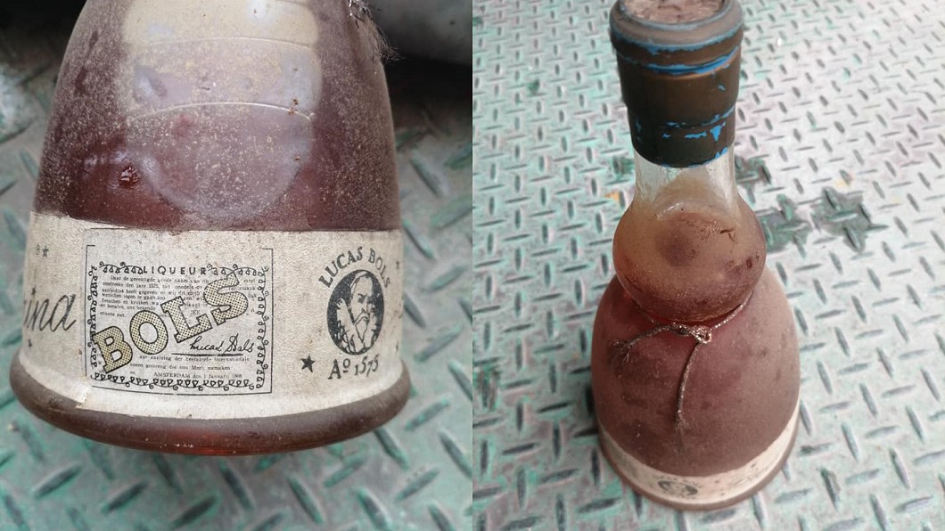 網友指出這瓶洋酒內容物混濁,可能已經變質不能飲用。圖/翻攝自 爆系知識家