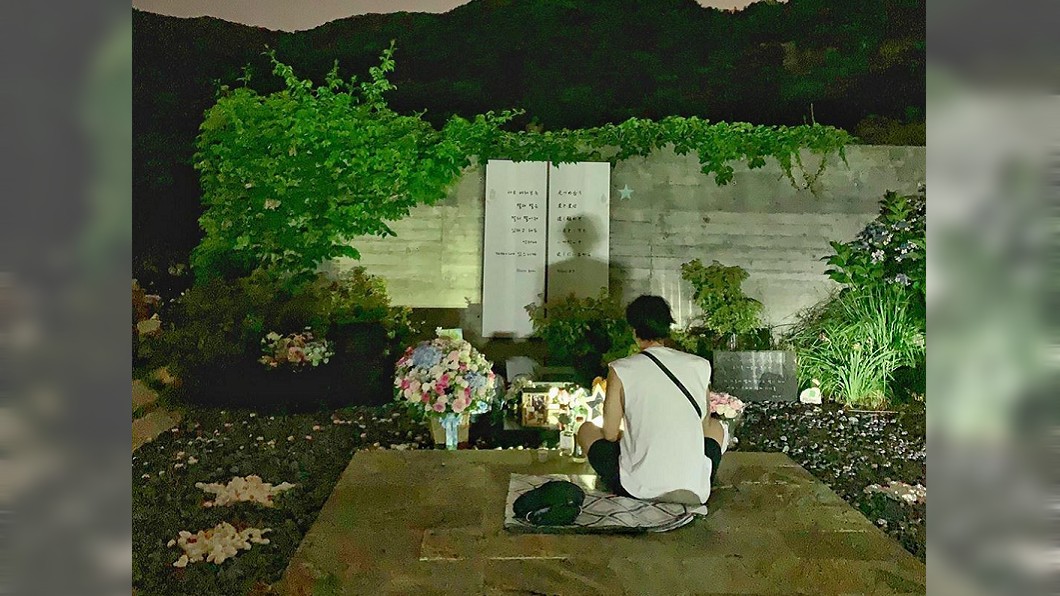 催淚！蘇志燮「9年未忘摯友」　墓前落寞背影惹網淚崩