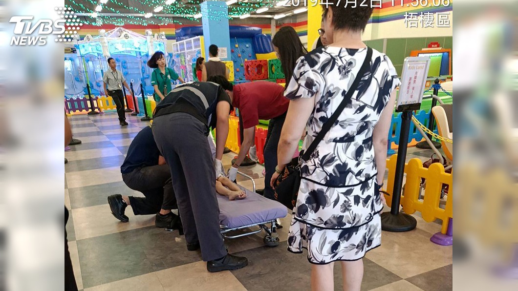 賣場內玩充氣溜滑梯不慎摔傷 女童胸悶送醫
