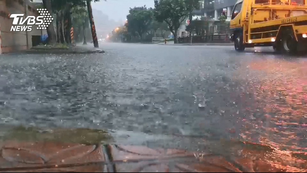新北午後大雨 積水狀況排除部分路段仍封閉