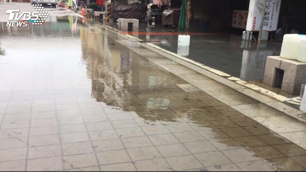 無雨卻發生水患 旗津滿潮海水倒灌積水近10公分