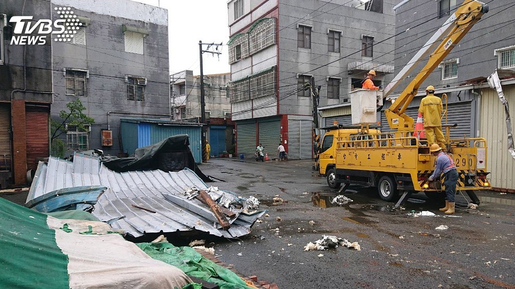台南出現龍捲風? 吹掀屋頂、扯斷高壓電線