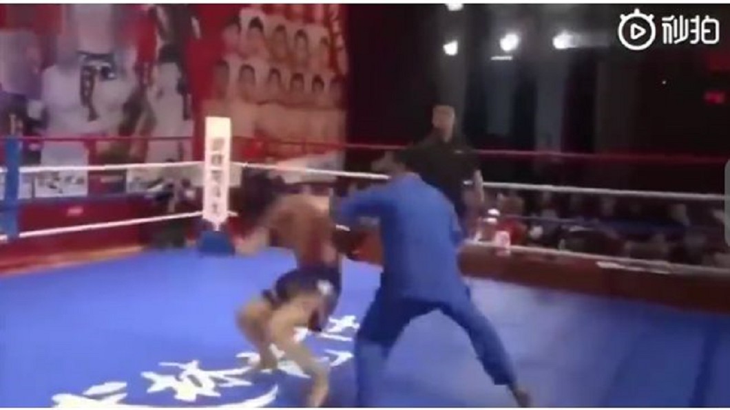 點穴大師朝左肩揍一拳 散打王當場倒地抽蓄