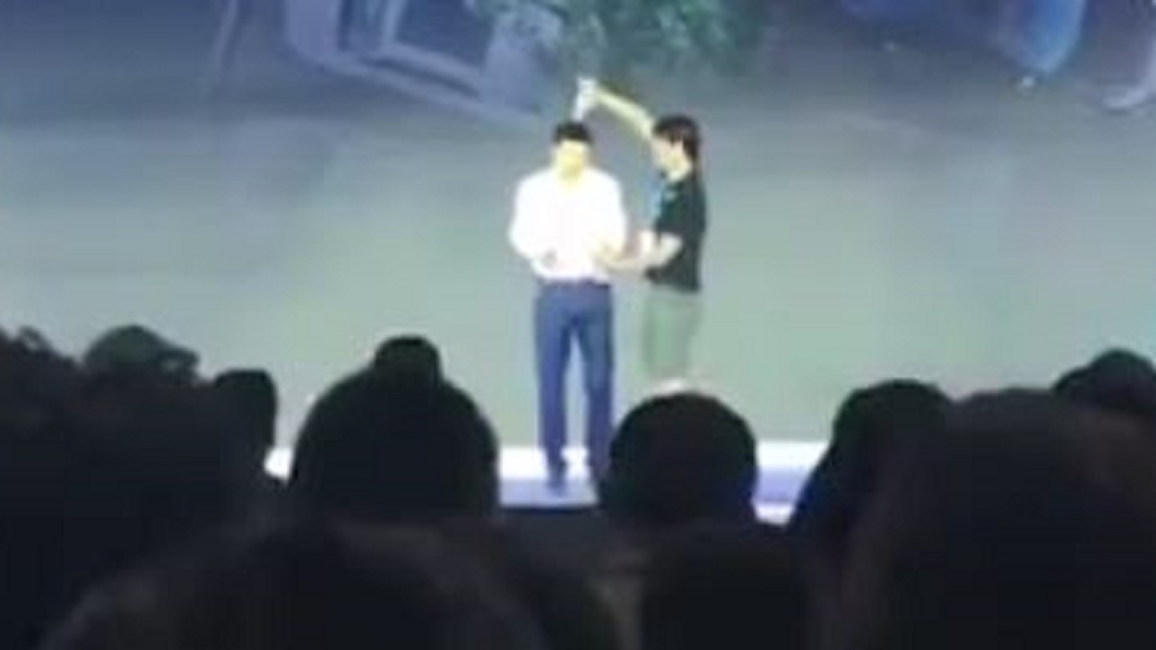 百度CEO演講遭襲 陸男衝舞台朝頭灌水