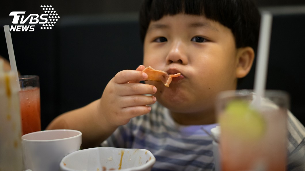 一天狂嗑5餐炸雞!5歲男童罹脂肪肝 住院還帶零食吃