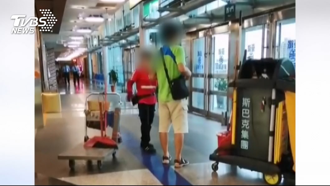 有網友指出該名視障男子疑似專找年輕女生問路求協助。(圖/TVBS)