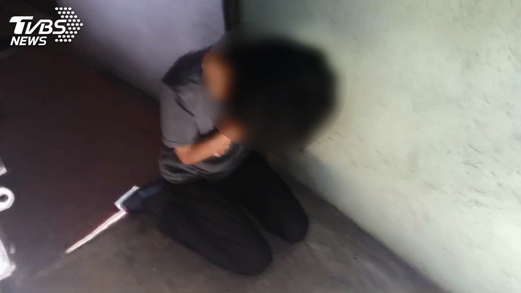 殺警嫌犯鄭男的妻子跪地道歉,表示鄭嫌有憂鬱症。圖/TVBS