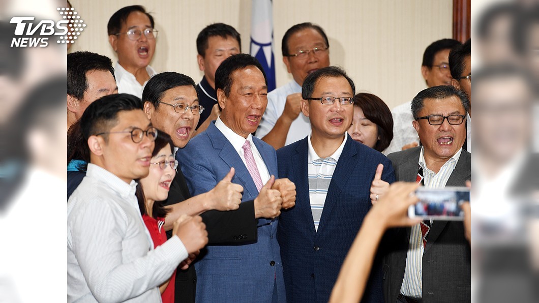 郭台銘現身國民黨團大會 喊立院藍委席次要過半