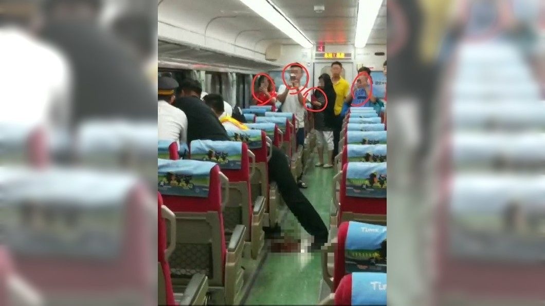 警嫌肉搏！乘客只顧拍照錄影　網批：太冷血
