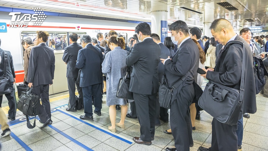 「肉身夾車門」惡搞拍片　日網友歪風再起