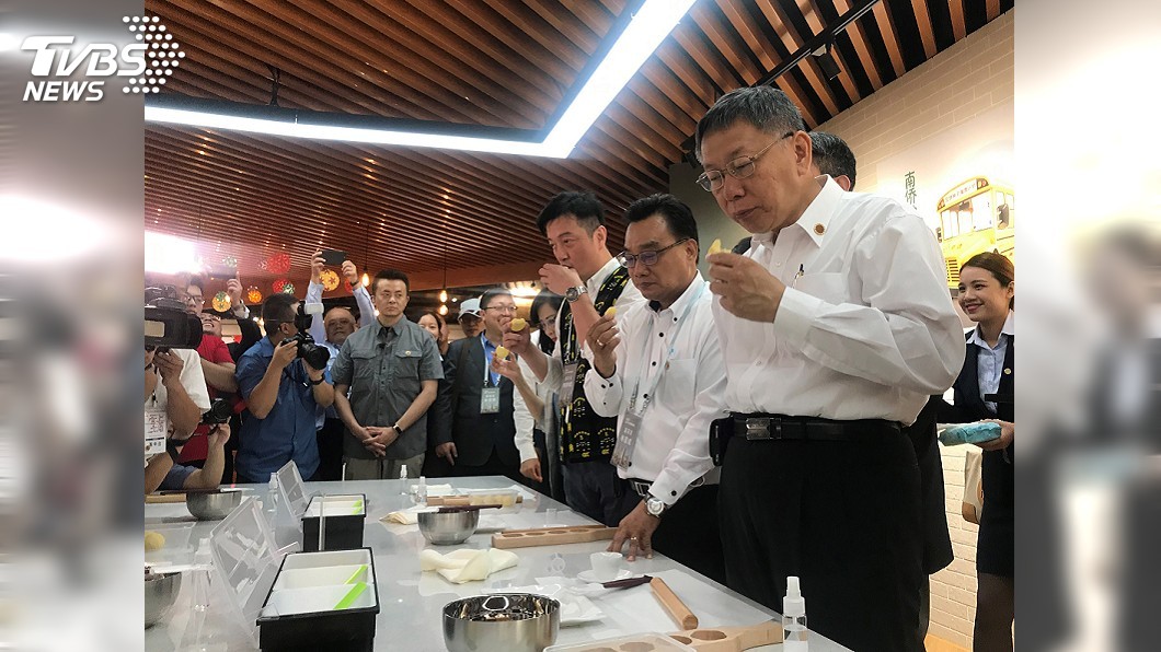 選不選總統未鬆口 柯文哲吃「帝王酥」引聯想