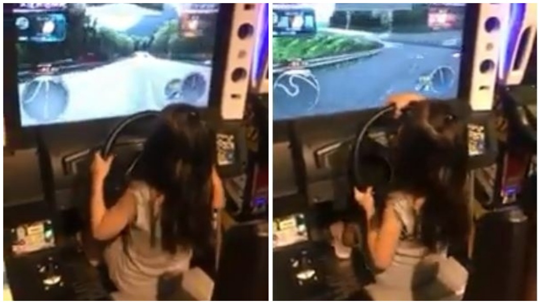 小一女兒首次玩賽車遊戲超有架式，連母親都看傻了。(圖／翻攝自YouTube)