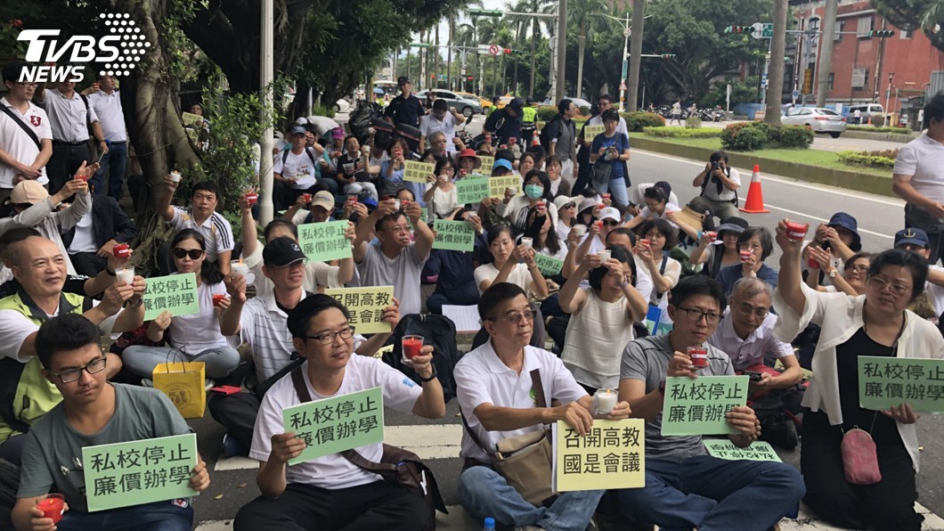百人為私校點燈　盼盡速召開高教國是會議