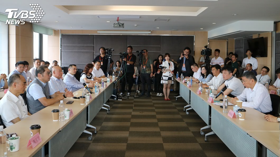 柯文哲參訪昆山 台商吐心聲、粉絲喊凍蒜