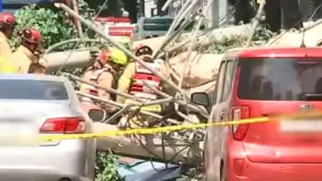 首爾拆老屋整棟倒塌！　壓過路車1死3傷