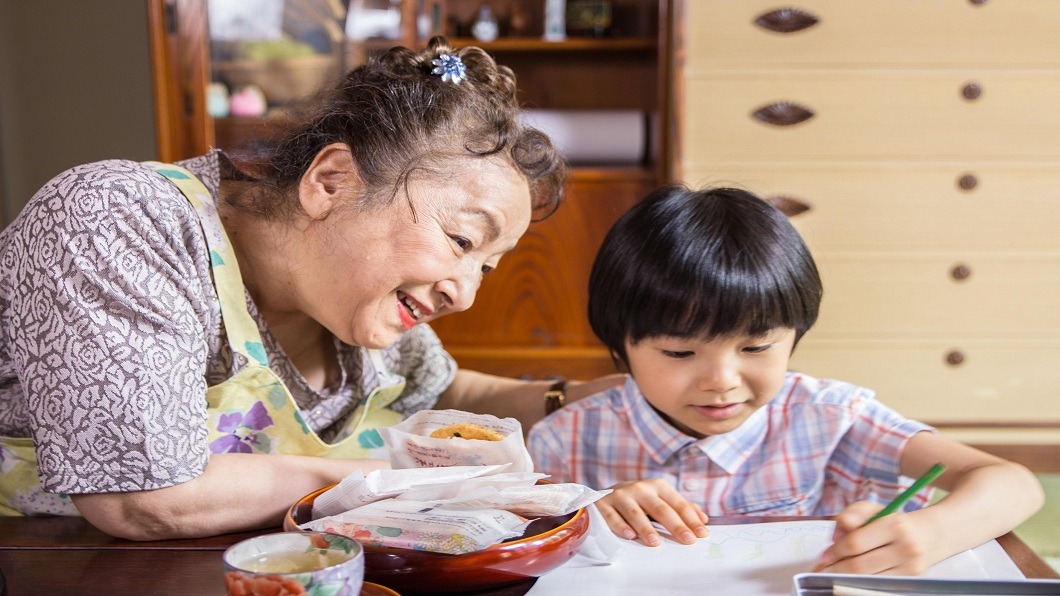 日本暢銷繪本改編 孩童看阿嬤:漸漸遺忘
