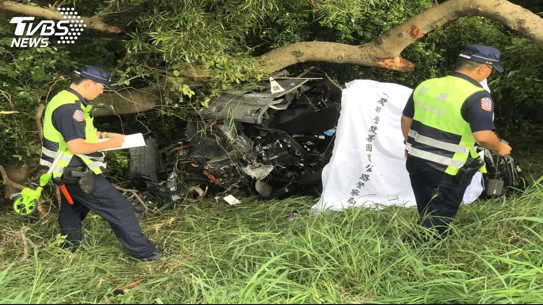 失控自撞外側護欄,整輛車摔落邊坡,斷成兩截,駕駛當場死亡。(圖/TVBS資料畫面)
