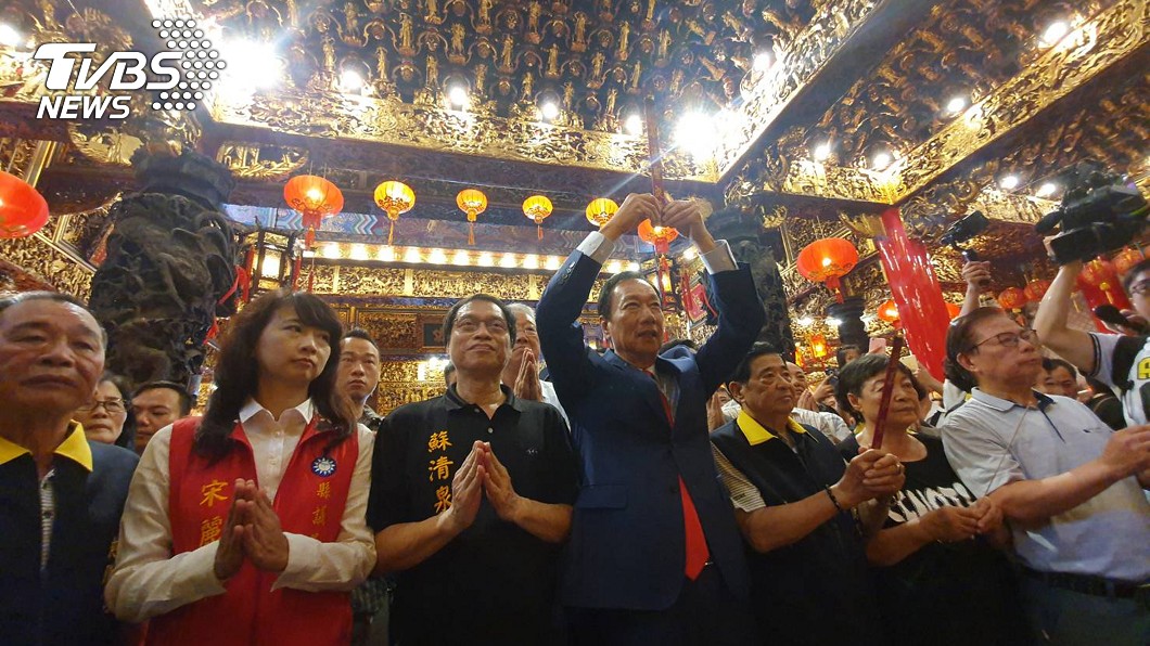 郭台銘到屏東慈鳳宮參拜。(圖/中央社)