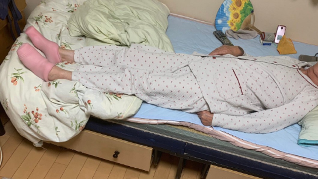 奶奶腳冷借「粉色暖襪」 孫一看崩潰:活21年從沒想過