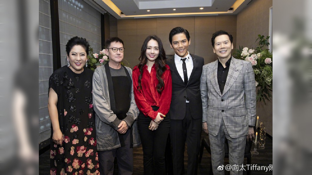 向佐求婚成功，家人合照。圖／翻攝向太Tiffany陳嵐微博