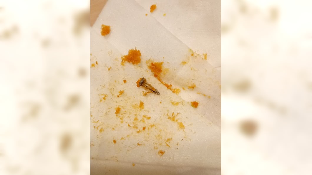女兒吃魚酥「吐出1cm鐵釘」 老闆竟扯回:找它很久了