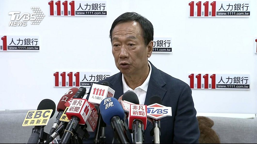 沒注意麥克風已開 郭董講悄悄話「他已經不理智」