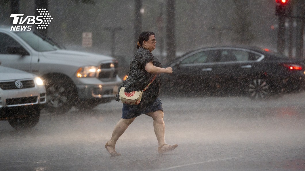 美國華府遭豪雨襲擊 街道嚴重積水 交通中斷