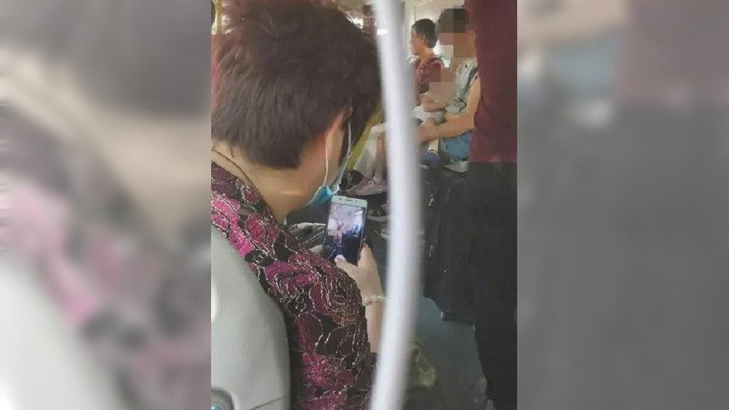辣母公車上「掏奶哺乳」!大媽狂窺偷拍 瘋傳各大群組