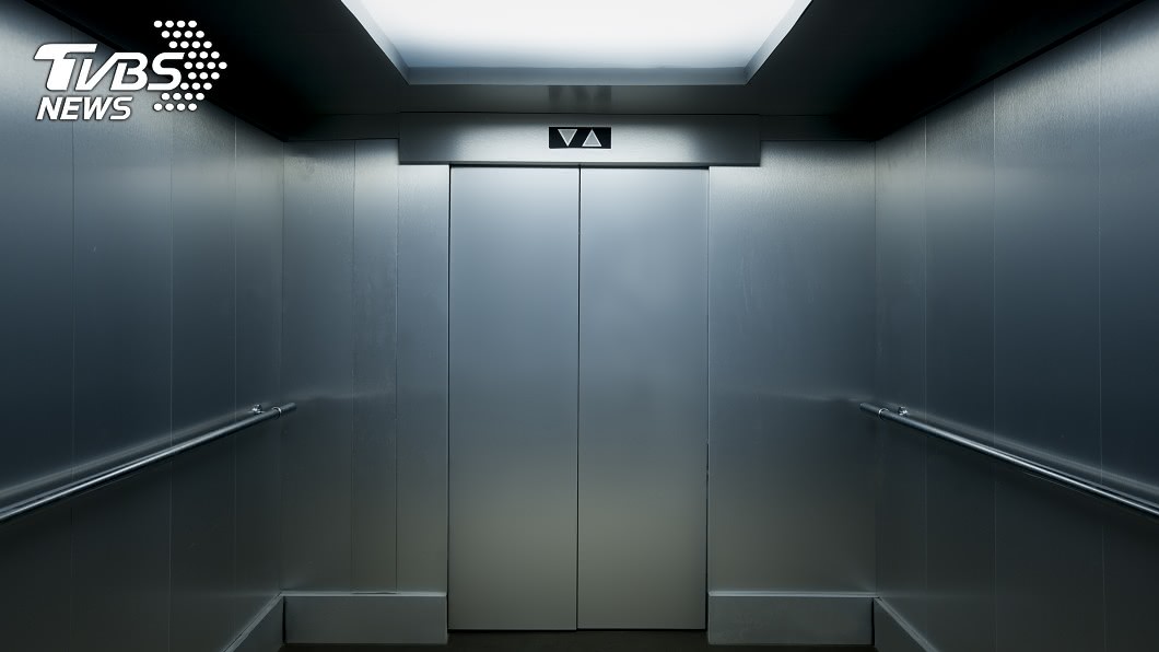 驚!恐怖電梯自走上升 19月嬰「腦袋懸空」卡電梯口