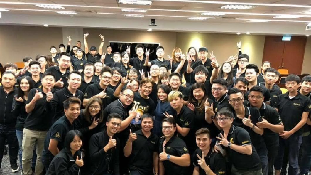 吳宗憲過去有PO過和員工的合照。圖／翻攝自吳宗憲FB