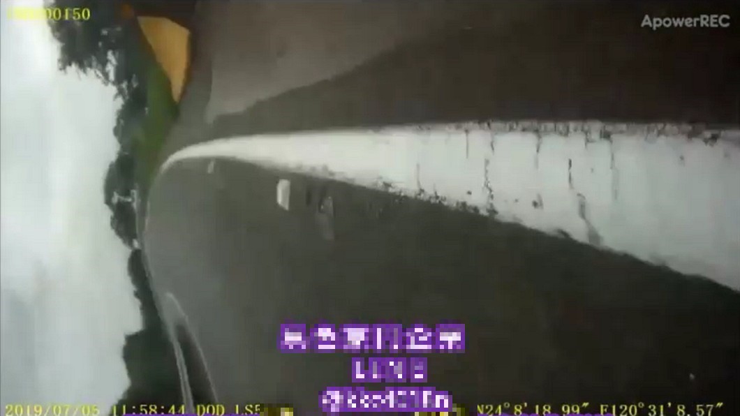 國道自撞護欄側翻 駕駛竟對友人說:等等說是你開的