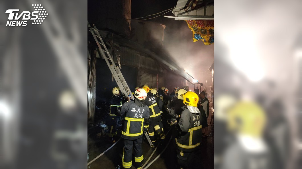 嘉義市嘉樂福夜市凌晨火警　燒毀5店攤