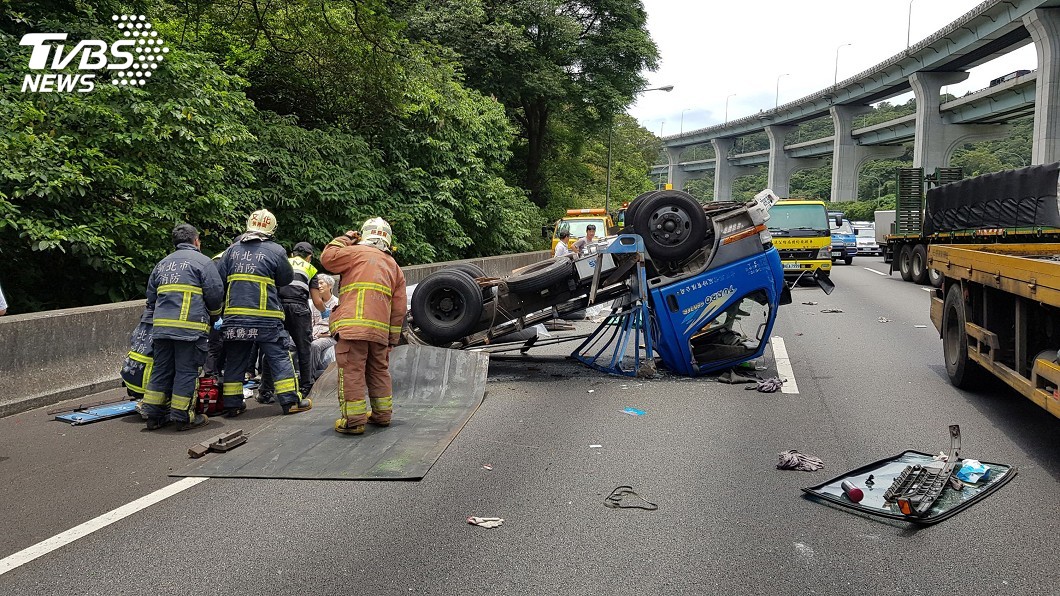 國1北上小貨車翻覆　車上2人輕傷