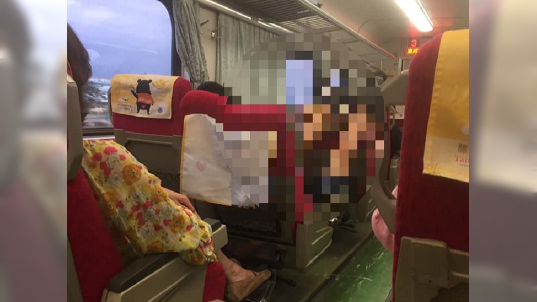 火車上抬腳「伸直跨前座」 網傻眼:沒家教又沒水準!