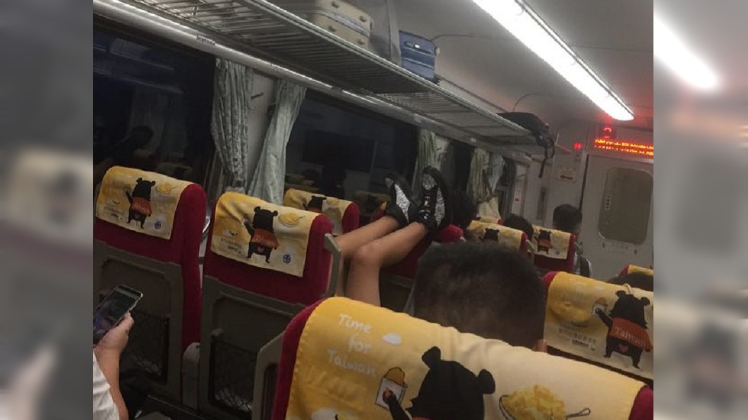 這名乘客竟然還自在的換姿勢，被制止也不理會。圖／網友提供