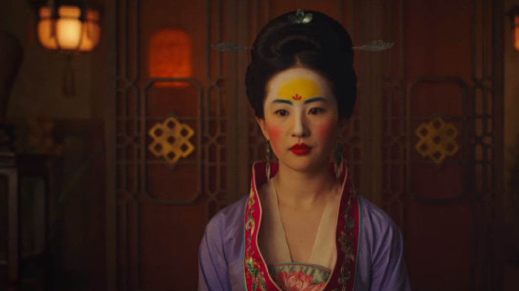 真人《花木蘭》妝容惹議 網驚呆:額頭上有華為LOGO