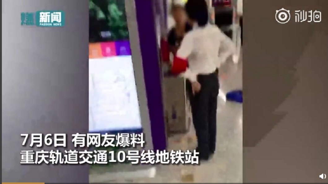 扯!帶雞搭地鐵被擋 大媽徒手「活禽變食物」順利上車