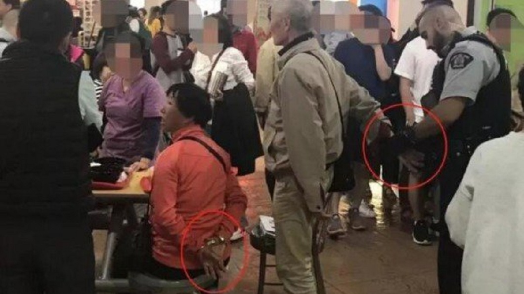疑爭座位起衝突 華裔老夫妻朝年輕女孩臉部潑熱湯被上銬