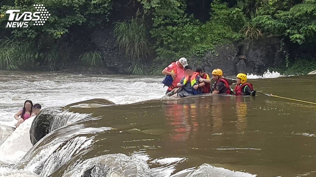 坪林北勢溪水暴漲 1男子遭沖走搜救中
