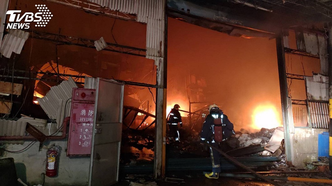 新北樹林寢具加工廠凌晨大火 200坪全燒毀