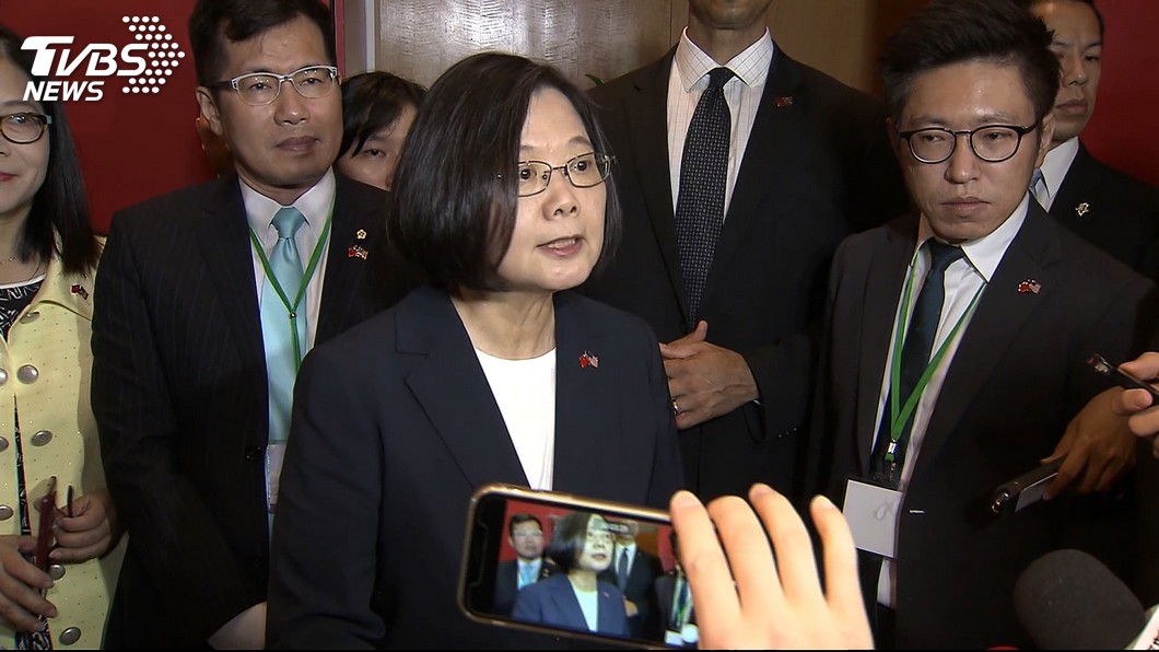 總統紐約秀國旗徽章 反問「戴國旗帽是不是很奇怪」