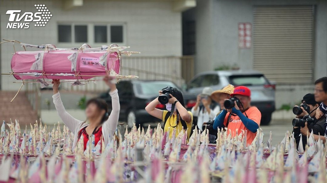 攝影魔人亂入祭儀「扛法器拍照」　網轟：不要踐踏信仰
