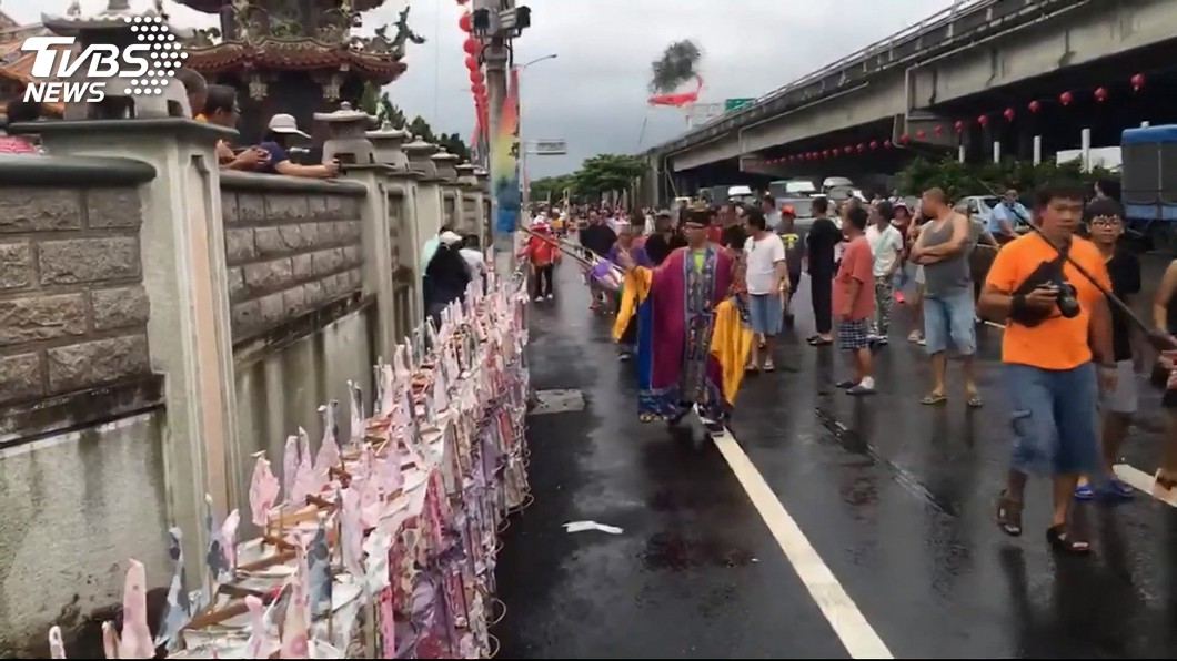「牽水狀」祭水難亡靈　遭攝影者嬉鬧擺拍