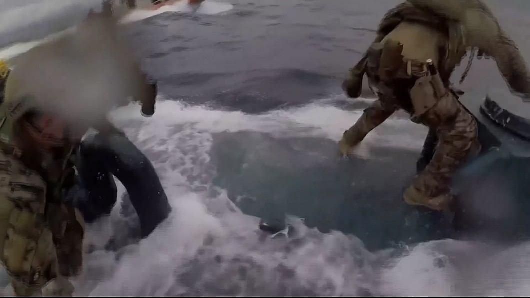 海上追逐戰! 美海防隊員跳上潛艇抓毒販