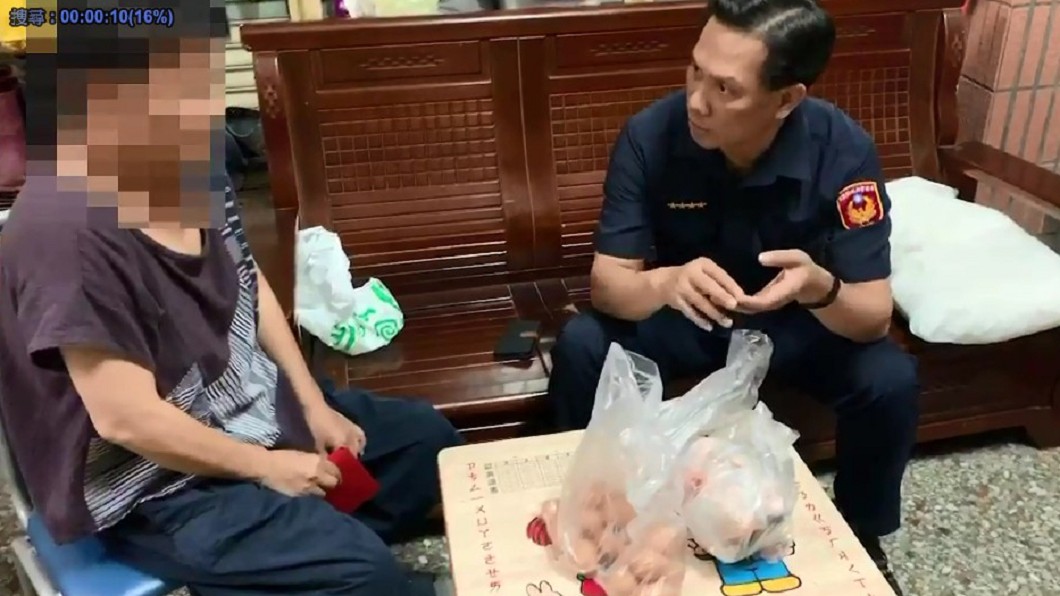 揪甘心！癌婦沒錢救醫　「最暖警長」銷假送雞又送錢　