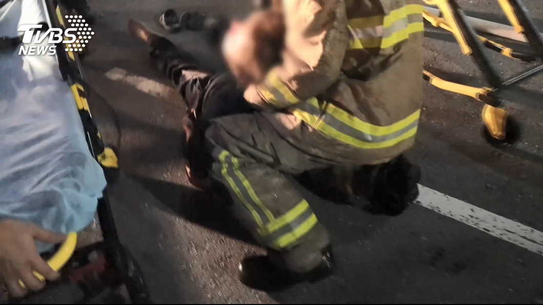 電動機車行起火 業者心急絆倒撞鼻滿臉血